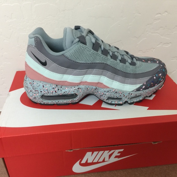 Nike Women’s Air Max 95 SE “Confetti”  918413-002 - Picture 7 of 8
